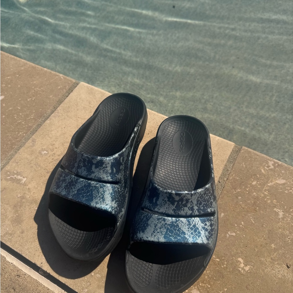 OOFOS Black and Blue Women's Sandals